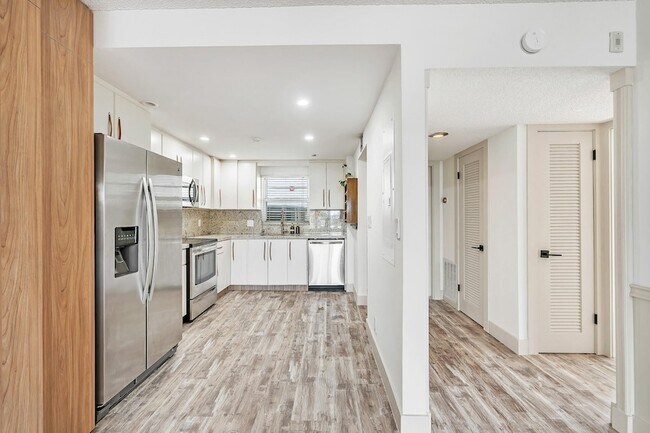 Building Photo - 3051 NE 48th St