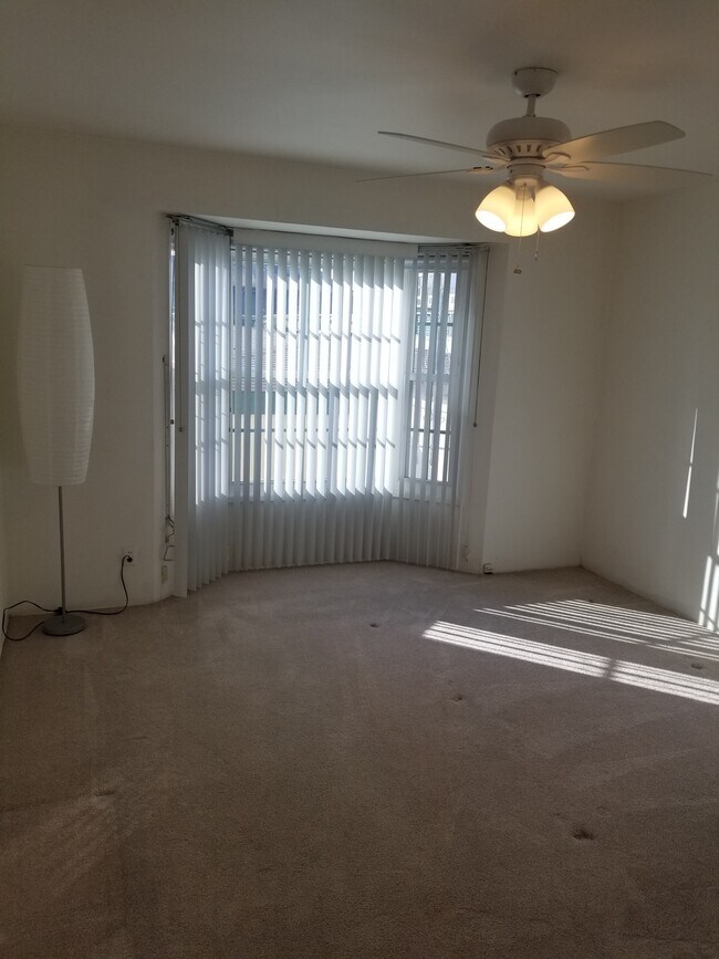 Building Photo - 333 W 33rd St