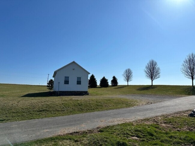Building Photo - Four Bedroom 1.5 Bath Farm House in Hamburg