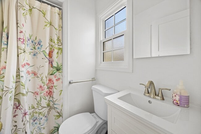 Building Photo - Stunning, remodeled rental in Historic Fra...