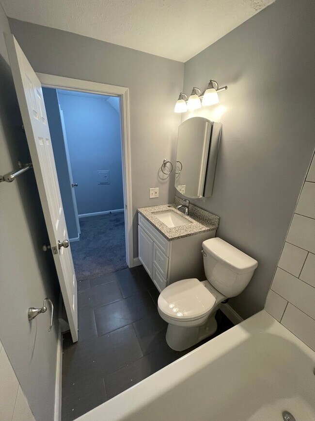 Building Photo - Bexvie Village Townhomes - Renovated unit