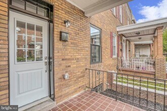 Building Photo - 631 Savage St