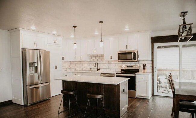 Building Photo - Discover Your Dream Home: Inviting Open Floor Plan, Spacious Living, and Stylish Finishes Awaits ...