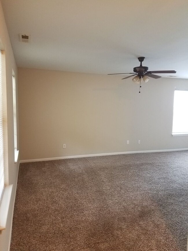 Building Photo - Beautiful 3 Bedroom in Quiet Neighborhood