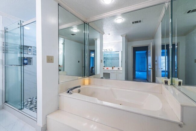 Building Photo - 27301 Plantation Dr NE