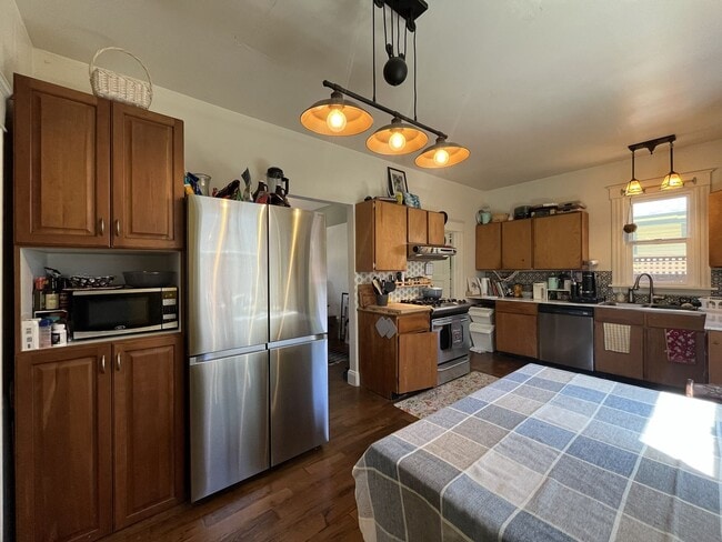 Building Photo - Warm and Welcoming Portland Home with Classic Charm, Modern Kitchen & Outdoor Deck