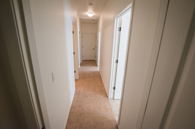 Building Photo - Charming 4 Bedroom, 3 Bath Home, with 2 Ca...