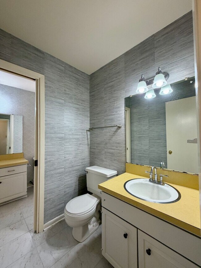 Building Photo - Duplex *LEASING SPECIAL AVAILABLE*