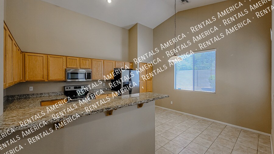 Building Photo - 12512 W Glenrosa Dr