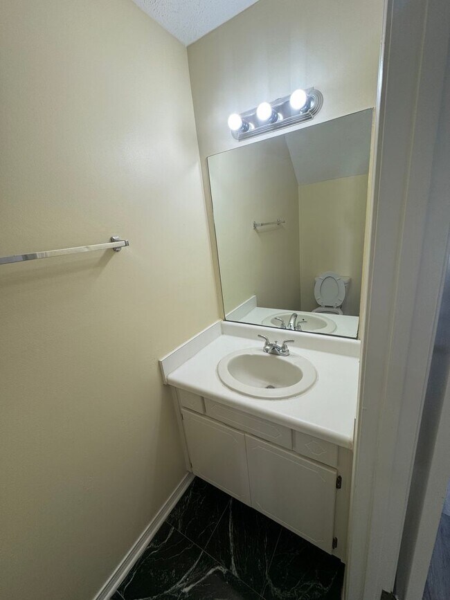 Building Photo - Great Two Bedroom-Freshly Remodeled-$500.00 off first months rental rate with approved application!