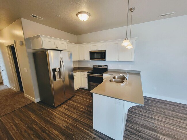 Building Photo - Gorgeous Modern Home!