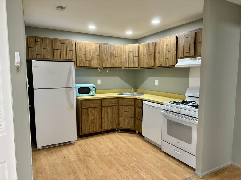 Primary Photo - 9926 Haldeman Ave