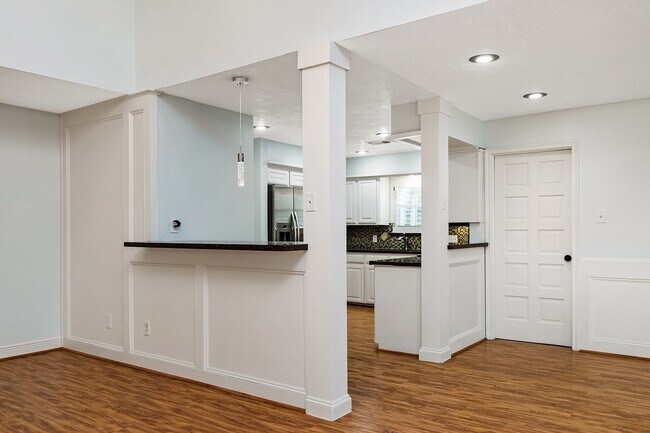 Building Photo - 5511 Greentree Dr