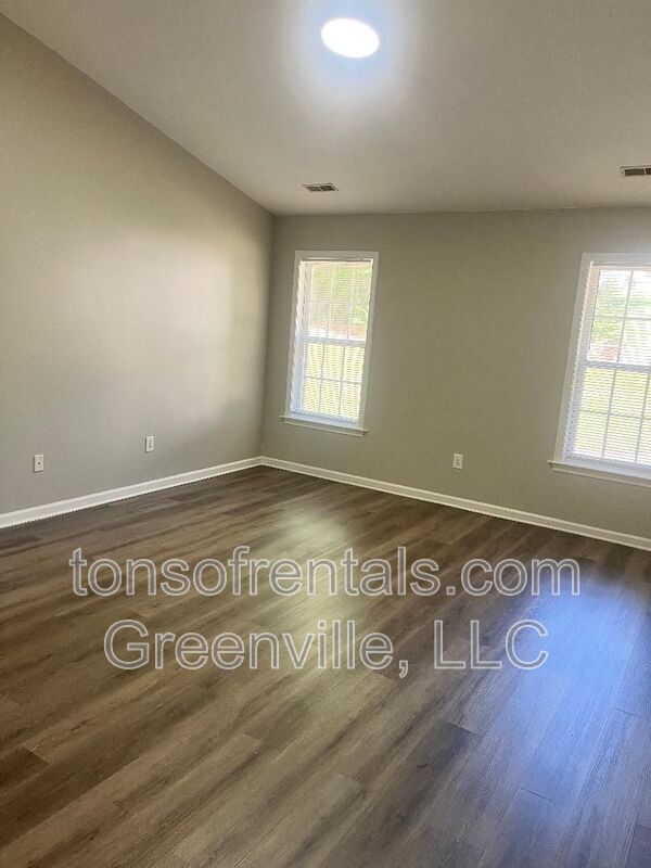 Building Photo - 7 Stonington Way