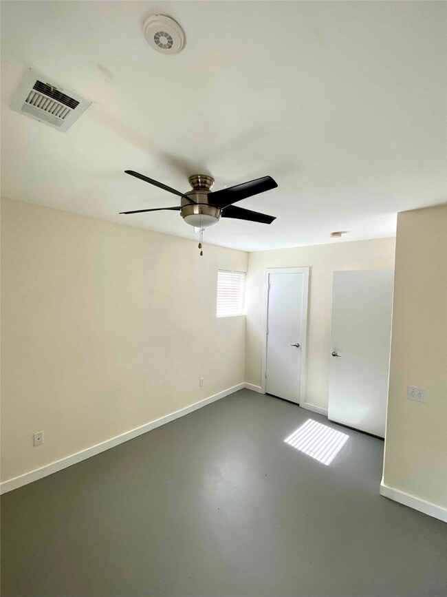 Building Photo - 823 Robin St