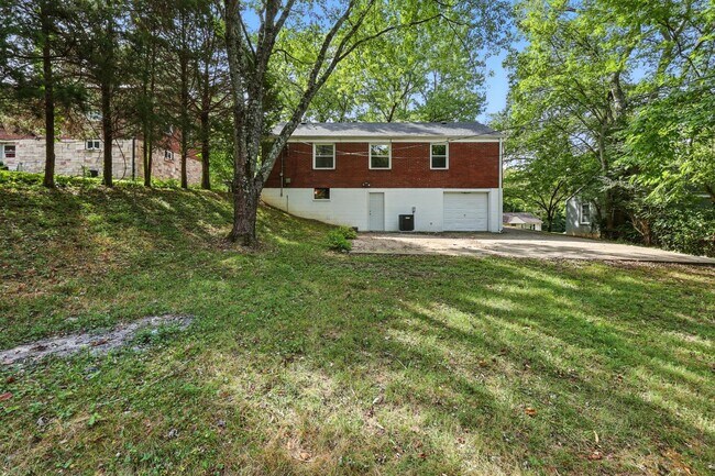 Building Photo - 3 Bedroom Pet Friendly Home For Rent Near Downtown Clarksville