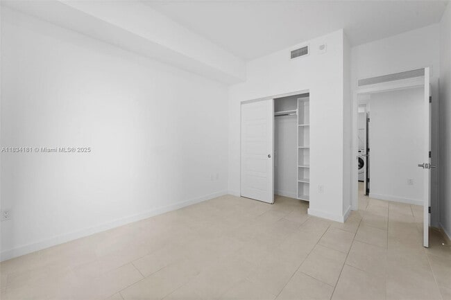 Building Photo - 2150 N Bayshore Dr