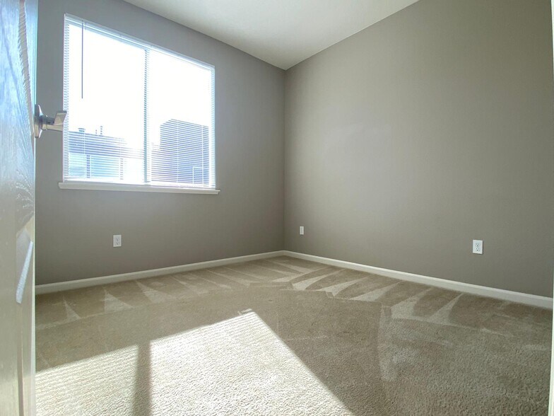 Building Photo - 527 Clover Cir