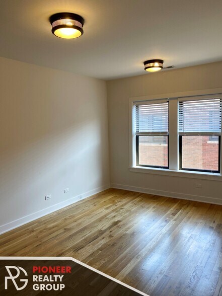 Building Photo - 2211 W Eastwood Ave