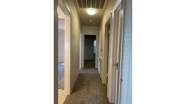 Building Photo - Charming 2 Bedroom Home Available Near Dow...