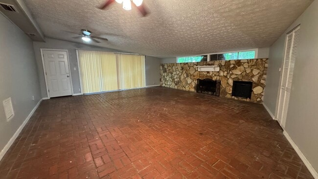 Building Photo - Spacious 5/2 for rent in Normandy Village ...