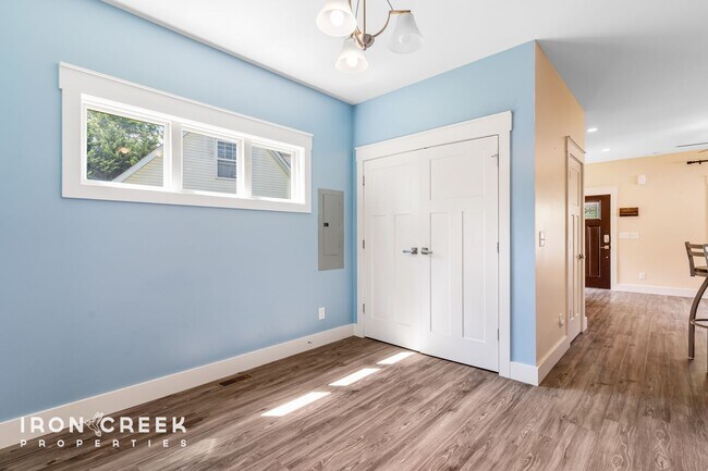 Building Photo - Modern Three-Bedroom Home with Screened Po...
