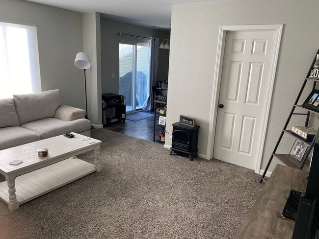 Building Photo - 3bed 2.5 bath Twinhome SORRY NO PETS!!