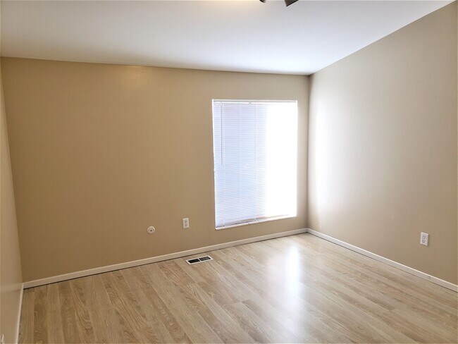 Building Photo - 3 Weeks Rent Free! 2 Bed 1 Bath Condo for ...