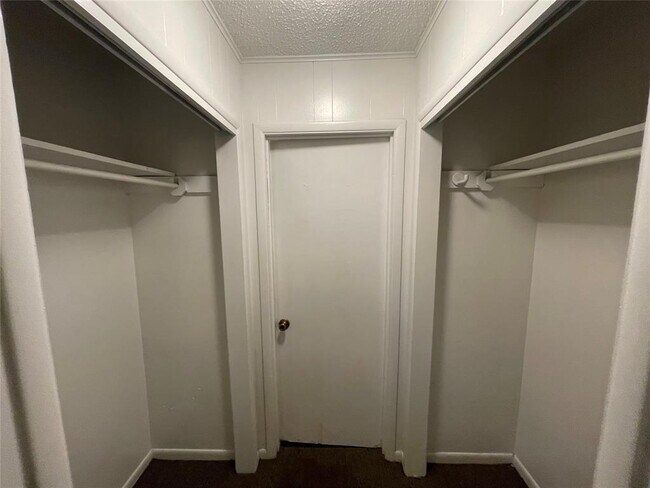 Building Photo - 2711 Hemphill Park