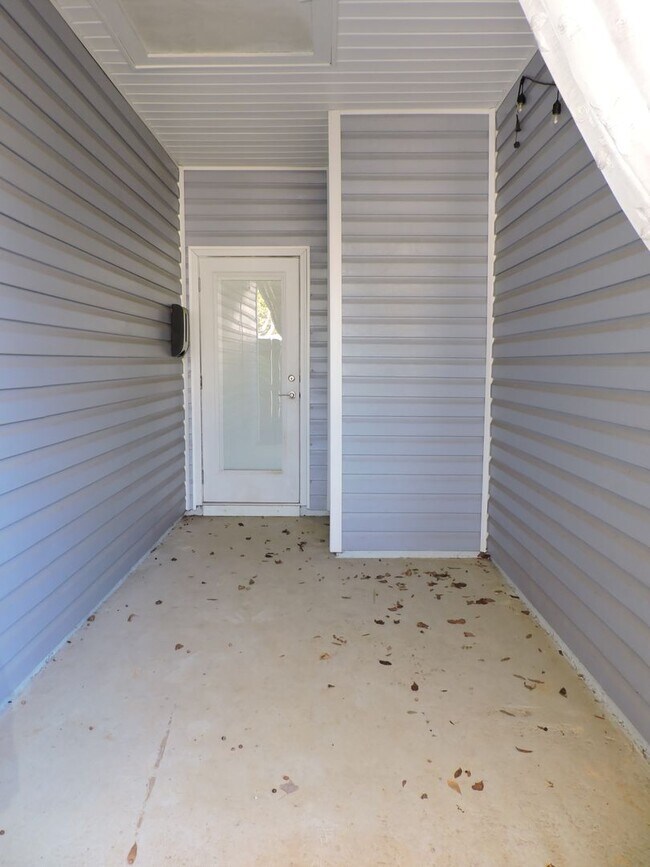 Building Photo - Easy access to interstate, shopping & downtown Pensacola!