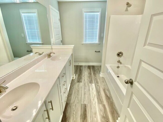 Building Photo - Now Leasing In Sommerville -4 Bedroom 2.5 ...