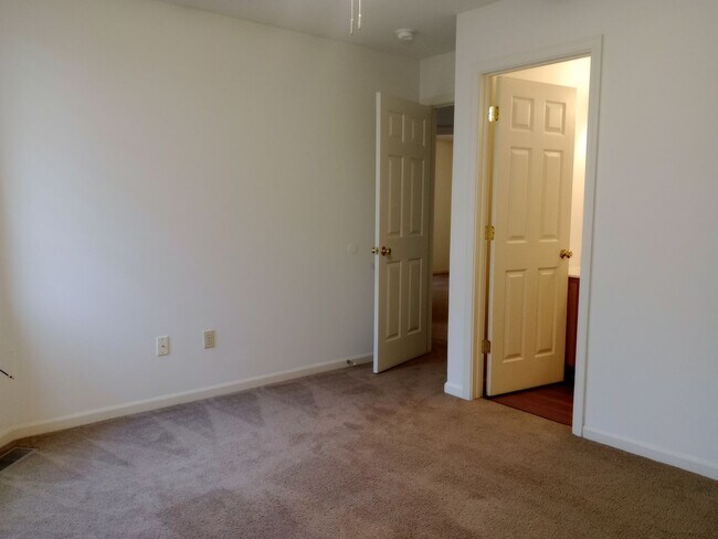 Building Photo - 210-210 Nikki Way