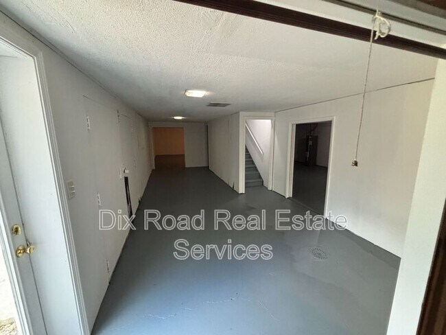 Building Photo - 1750 N Staunton Dr