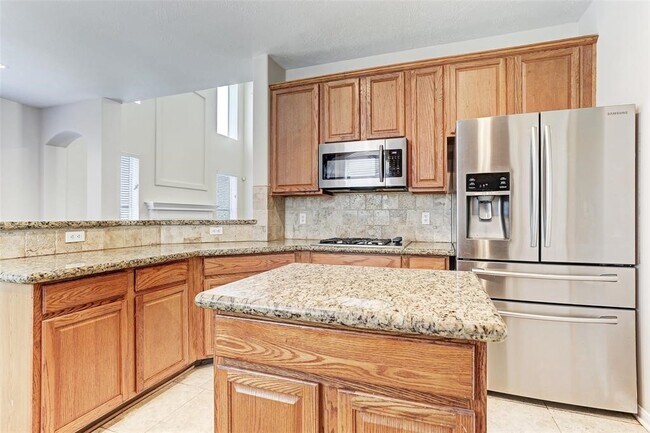 Building Photo - 8607 Saratoga Dr