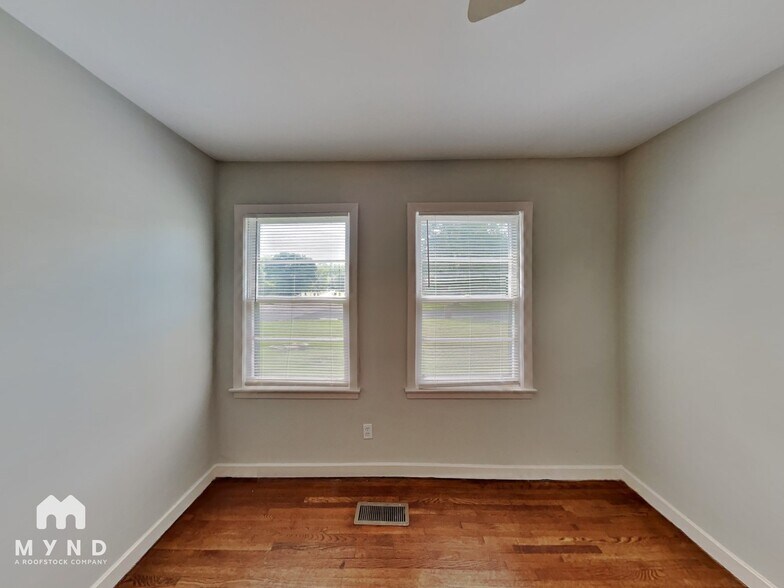 Building Photo - 877 Twin Lake Dr NE