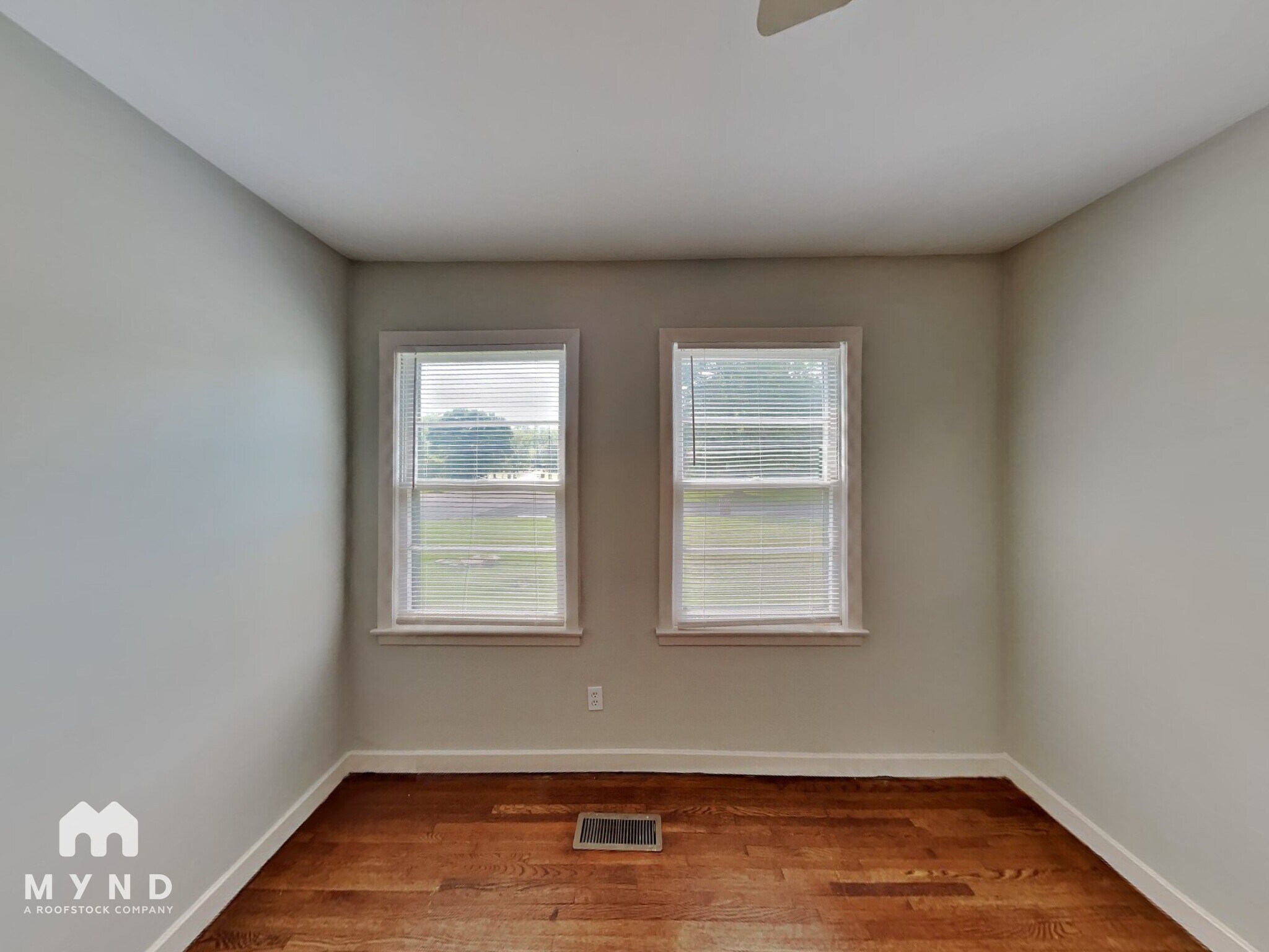 Building Photo - 877 Twin Lake Dr NE
