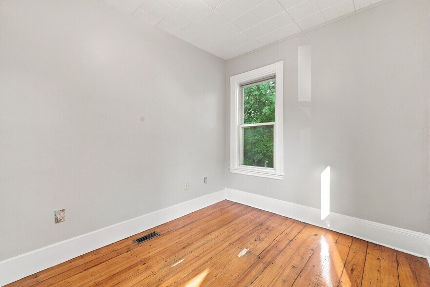 Building Photo - 147 Murdock St