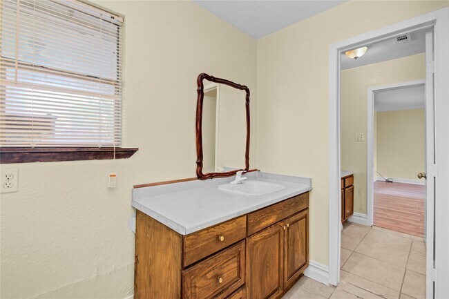 Building Photo - 8565 Ridgepoint Dr