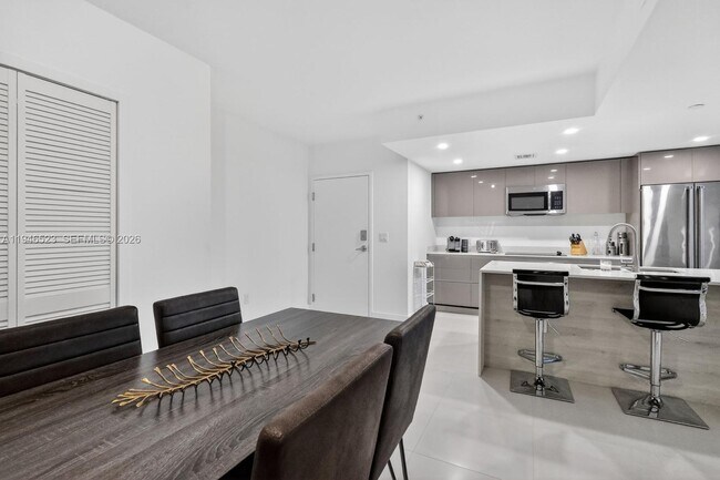 Building Photo - 13800 Highland Dr