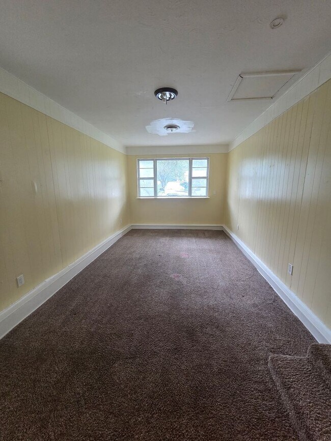 Building Photo - 4 bedroom 1.5 bathroom house!  HOUSING ACCEPTED!