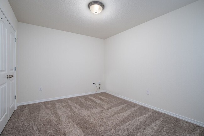 Building Photo - Corner Lot & Fenced 4/2 Ready for Move In!...