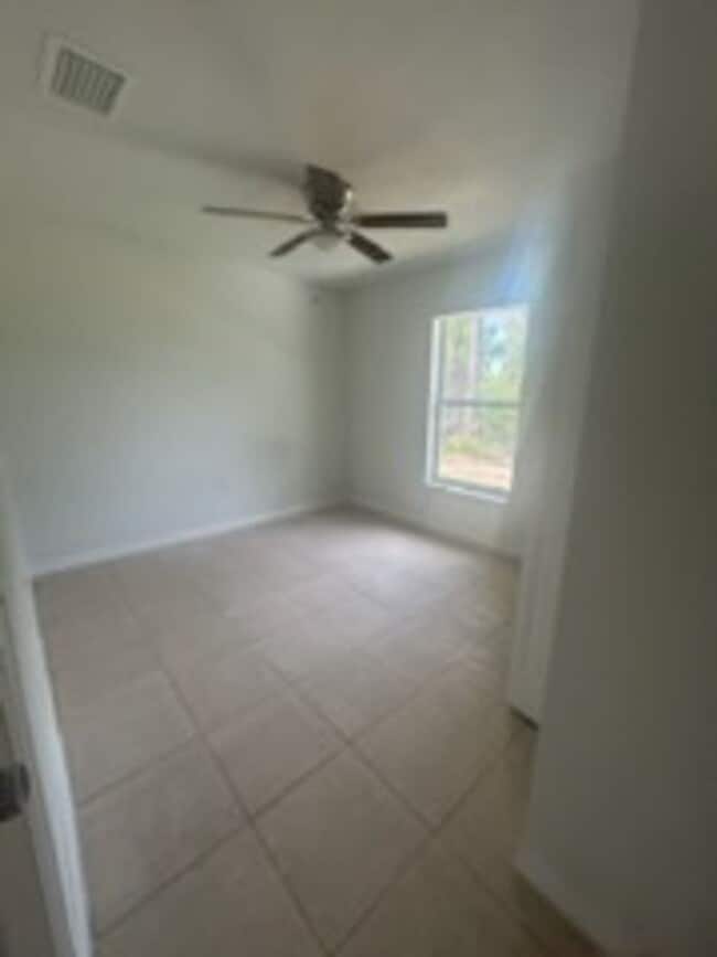 Building Photo - 3/2/1 Single Family Home Available-Cozy Pe...