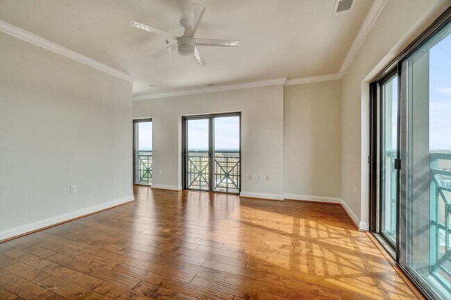 Building Photo - Super-Cool Lower Penthouse Condo Available 05-07-26!! Secured Entry, Garage Parking, Pet-Friendly!