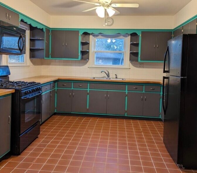 Building Photo - 750 Elm Ct