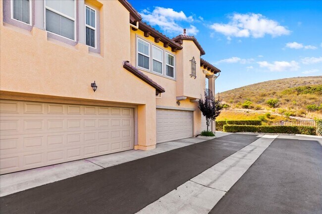 Building Photo - $3,456 - 2 Bed / 2 Bath Stunning Corner Un...