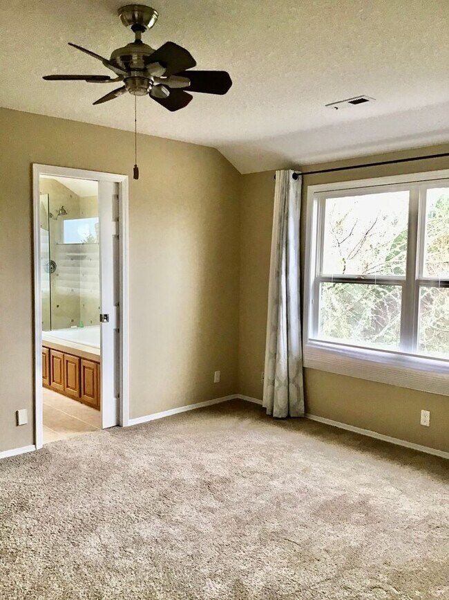 Building Photo - For Rent - Exceptional Murrayhill Location...