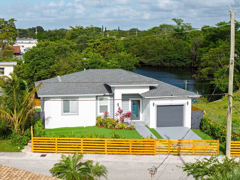 Building Photo - 655 NW 24th Ave