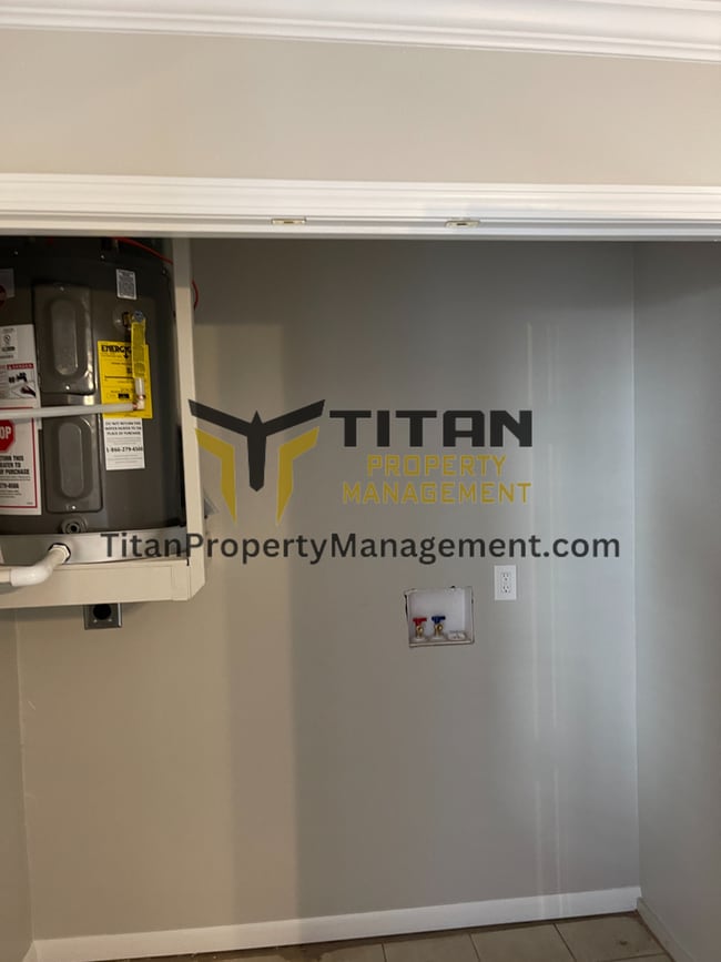 Building Photo - 1bed Renovated Downtown Duplex