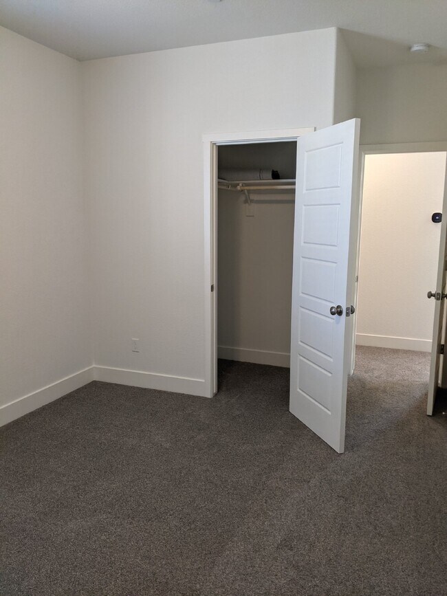 Building Photo - Prime location in Merced!