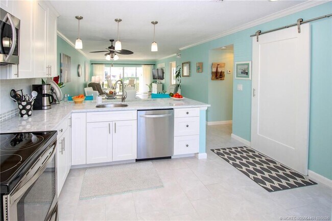 Building Photo - 1858 SW Palm City Rd